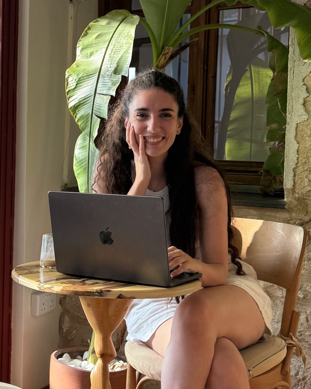 Dil ve konuşma terapisti Cansu Tekin kekemelik terapisi seansında