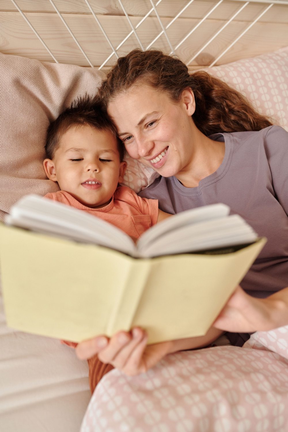 Anne ve çocuğu birlikte kitap okuyor