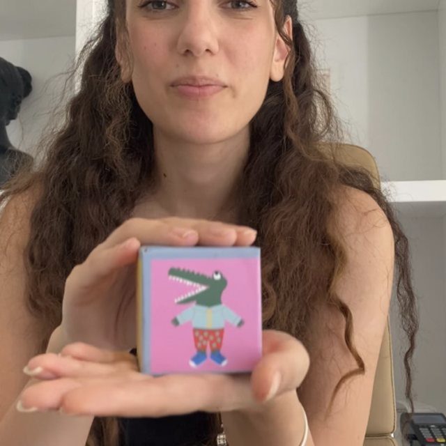 Cansu Tekin terapide kullanılan bir materyali gösteriyor